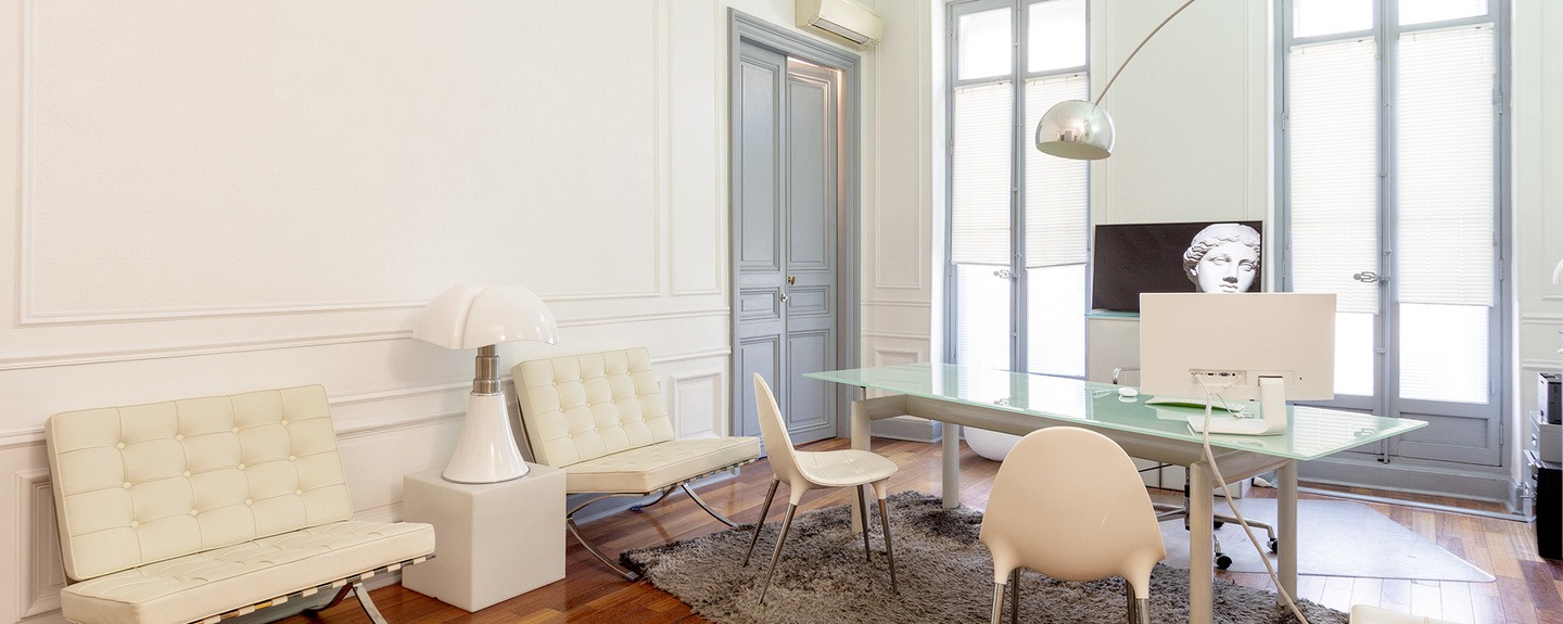 Cabinet de chirurgie esthétique du Dr Desouches à Marseille, salon d'un appartement haussmannien au 5 boulevard Notre Dame