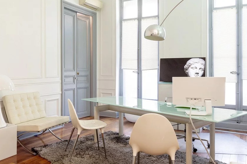 Cabinet de chirurgie esthétique du Dr Desouches à Marseille, salon d'un appartement haussmannien au 5 boulevard Notre Dame